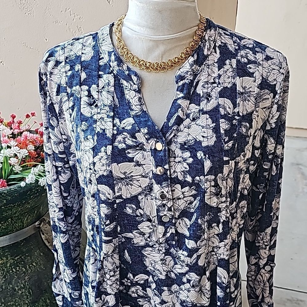 Ladies popover top by Westport features denim and floral design size L